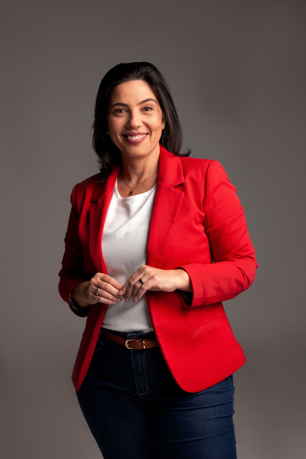 Juliana Fraga, de blazer vermelho